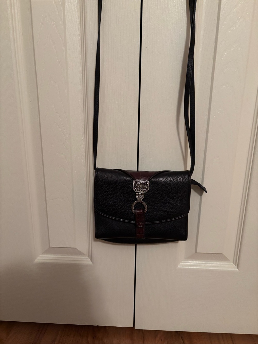 BRIGHTON VTG NEPAL ORGANIZER CROSSBODY BLACK / BROWN  CROC EMBOSSED